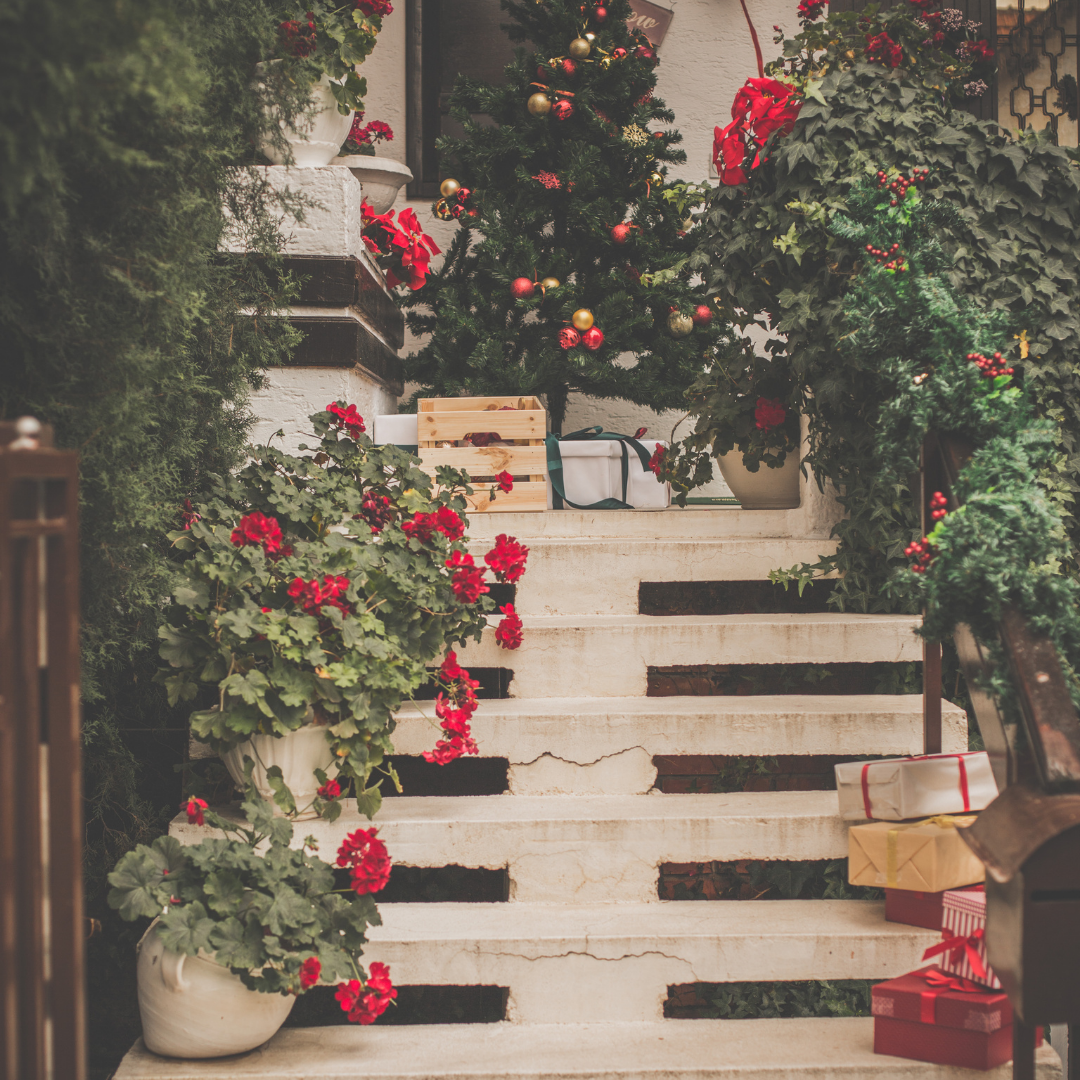 How to Decorate a Staircase With Garland